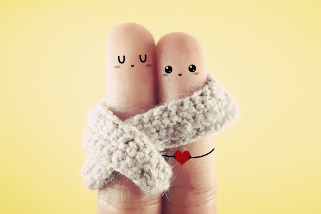 Conceito de romance - dois dedos com carinhas, abraçados. 