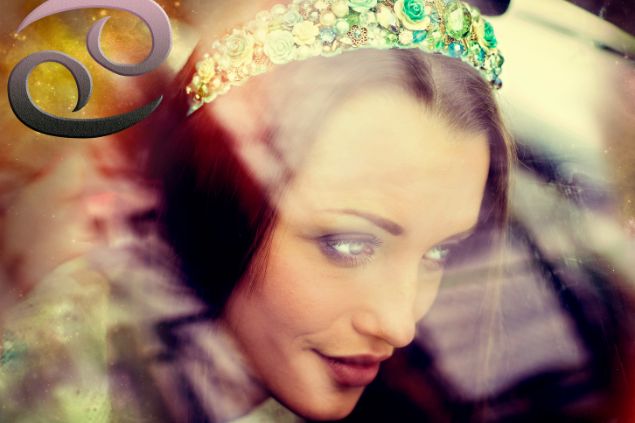 Dzhulbee / Getty Images / Canva Imagem de uma mulher representando o signo de câncer. Ao lado da foto, o símbolo do signo de câncer.