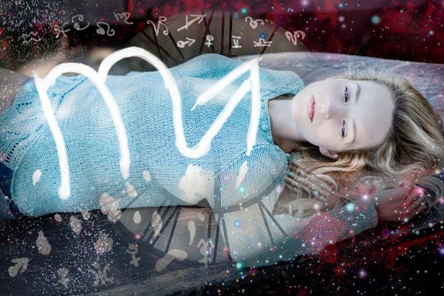 Dzhulbee / Getty Images Pro / Canva Imagem de uma mulher representando o signo de escorpião. Ao lado da foto, o símbolo do signo de escorpião.