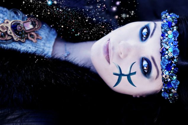 Dzhulbee / Getty Images / Canva Imagem de uma mulher representando o signo de peixes. Ao lado da foto, o símbolo do signo de peixes.