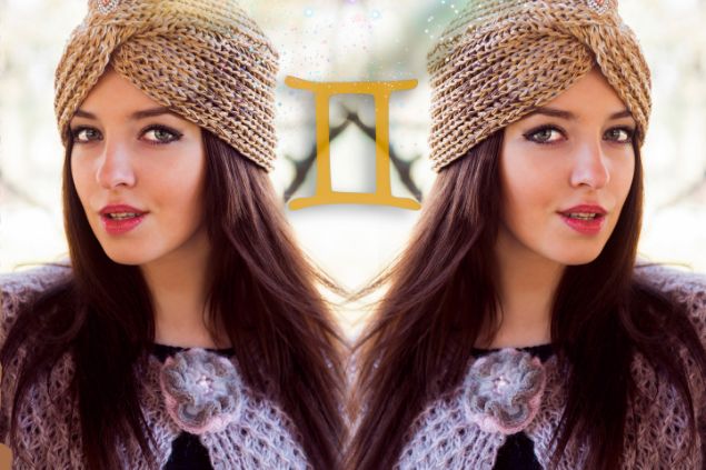 Dzhulbee / Getty Images / Canva Imagem de duas mulheres iguais representando o signo de gêmeos. Ao centro da foto, o símbolo do signo de gêmeos.