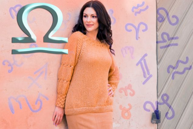 Dzhulbee / Getty Images / Canva Imagem de uma mulher usando uma roupa laranja, ela representa as mulhres do signo de libra. Ao lado da foto, o símbolo do signo de libra.