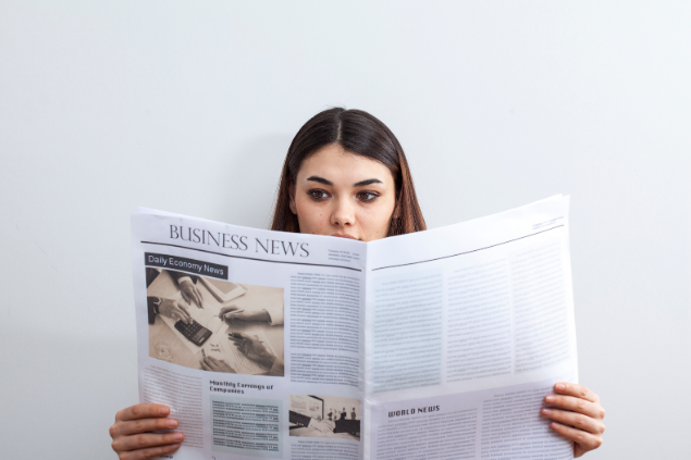 Mulher lendo um jornal